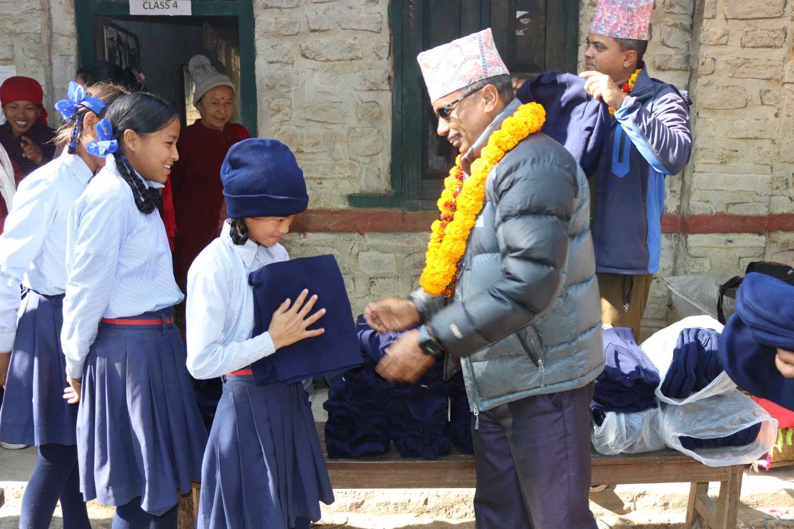 देवचुली १६ बेलस्वाराका विद्यार्थीलाई न्यानो कपडा वितरण