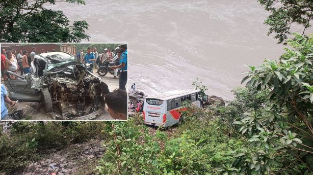 नेपालगञ्जबाट काठमाडौं आउँदै गरेको बस कारसँग ठोक्किएर त्रिशूली किनारमा खस्यो