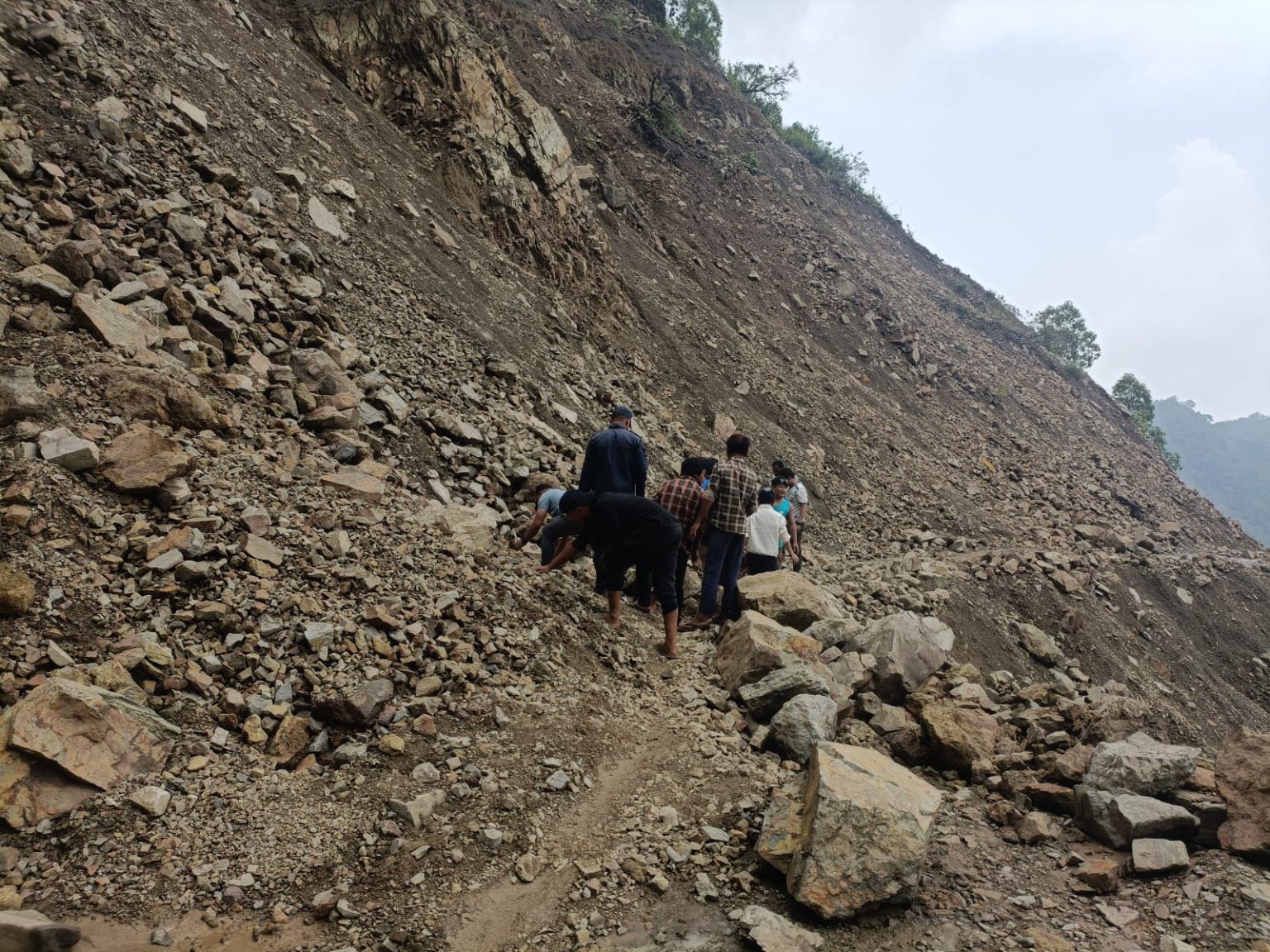 बर्षाका कारण नवलपुरको  पहाडी मार्ग अवरुद्ध